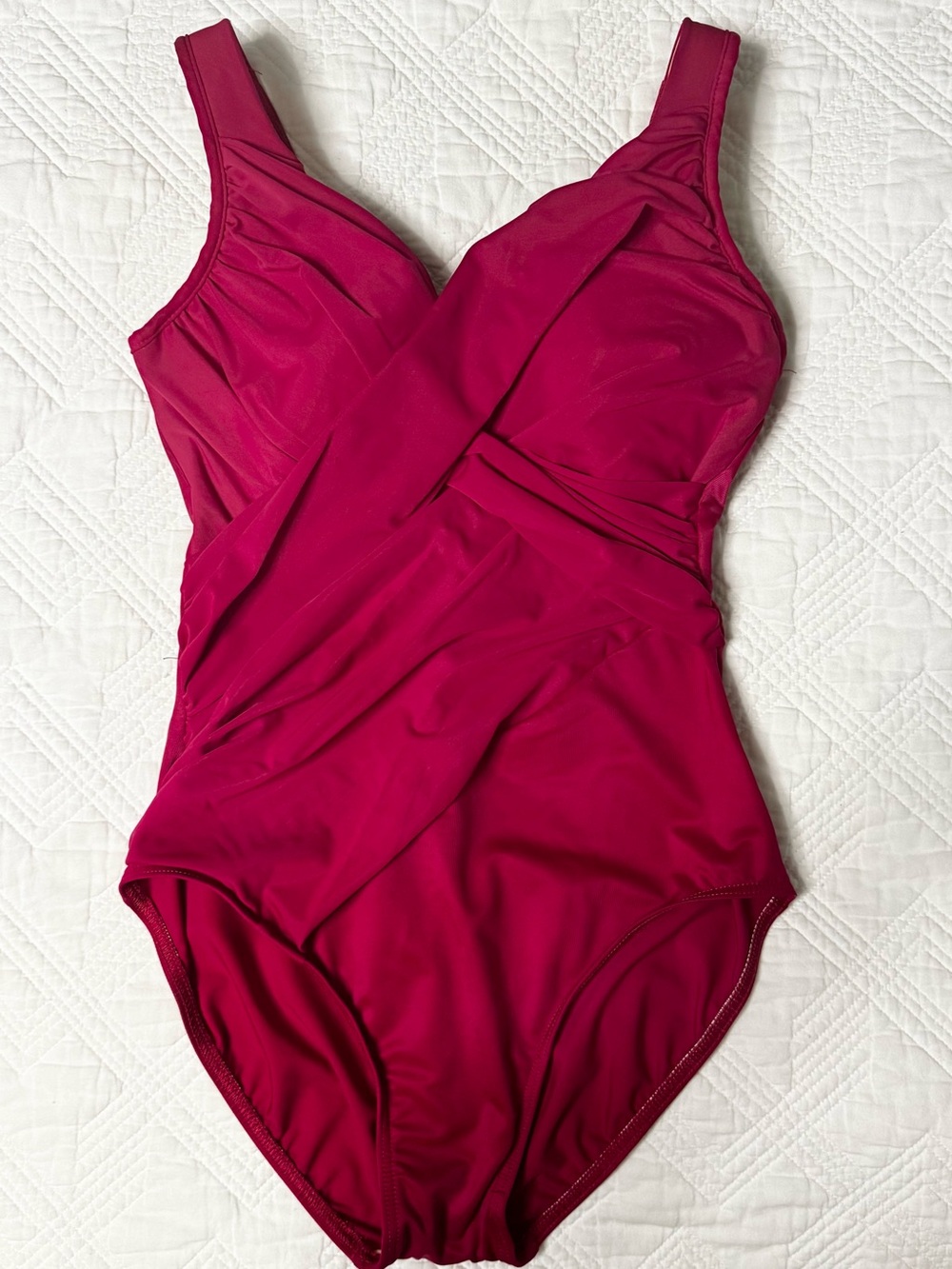 Miraclesuit Rock Solid Revele Underwire Raspberry Red One Piece Swimsuit Sz 10